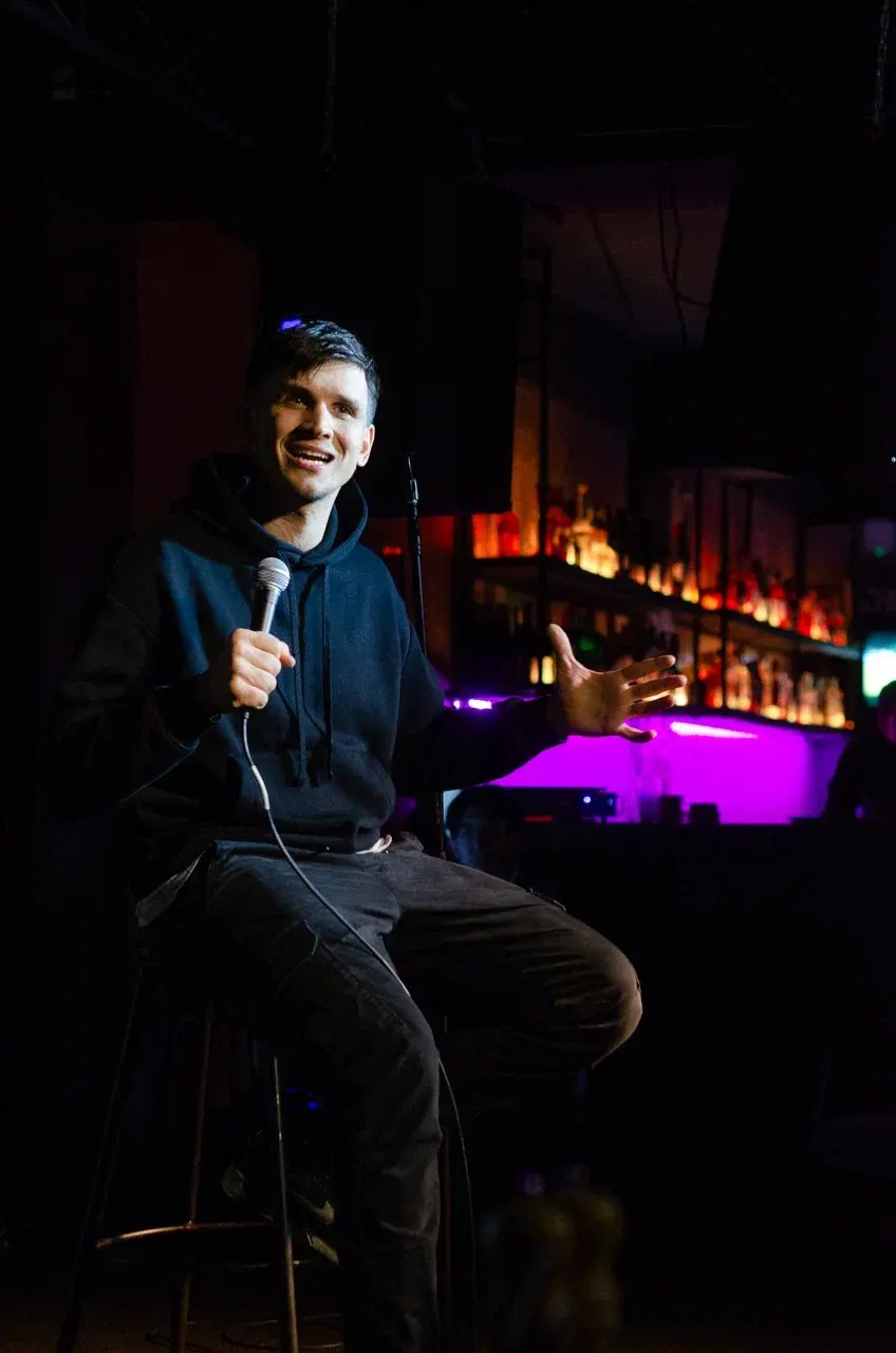 Уютное заведение, вкусный ужин, и стендап в Алматы standup camp